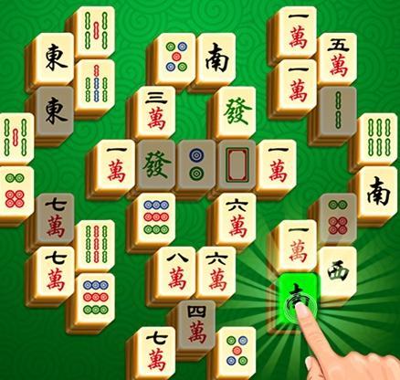 Khắp làng Linh Cận Sơn, xã Quảng Sơn là hình ảnh nhà đổ sập, tốc mái, người dân thất thần trước bão lũ.